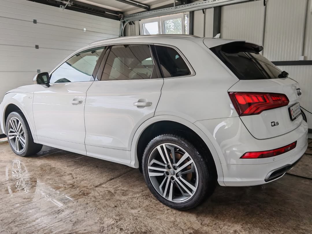 Audi Q5 sa strane 